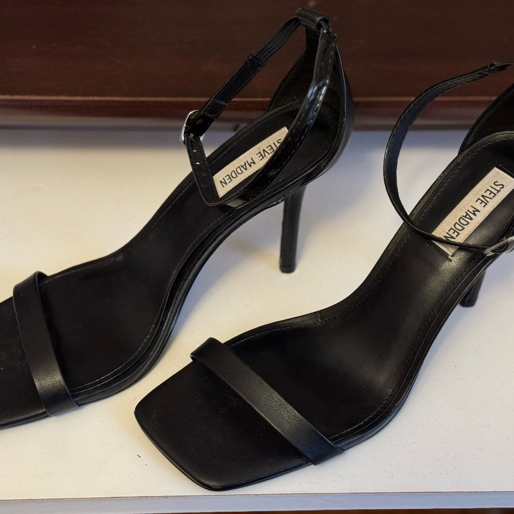 Steve Madden Elegant Black ankle strap Heels